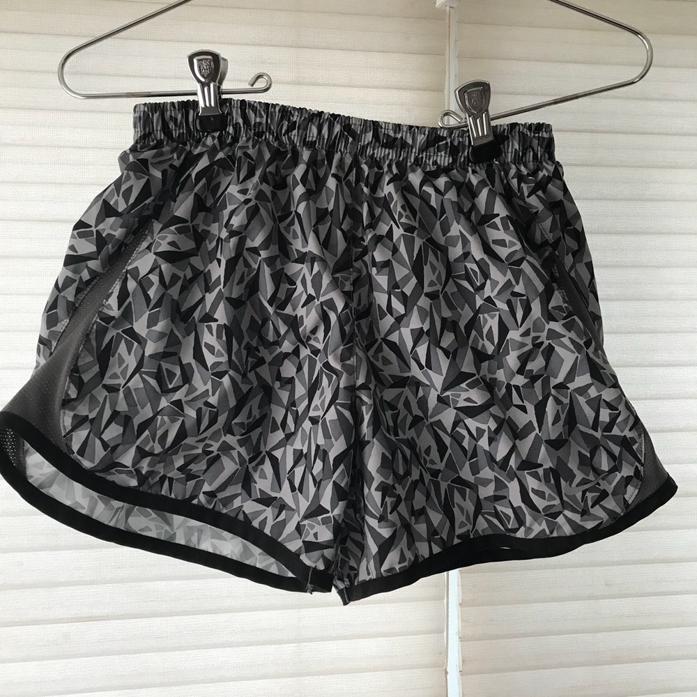 GEOMETRIC NIKE RUNNING SHORTS